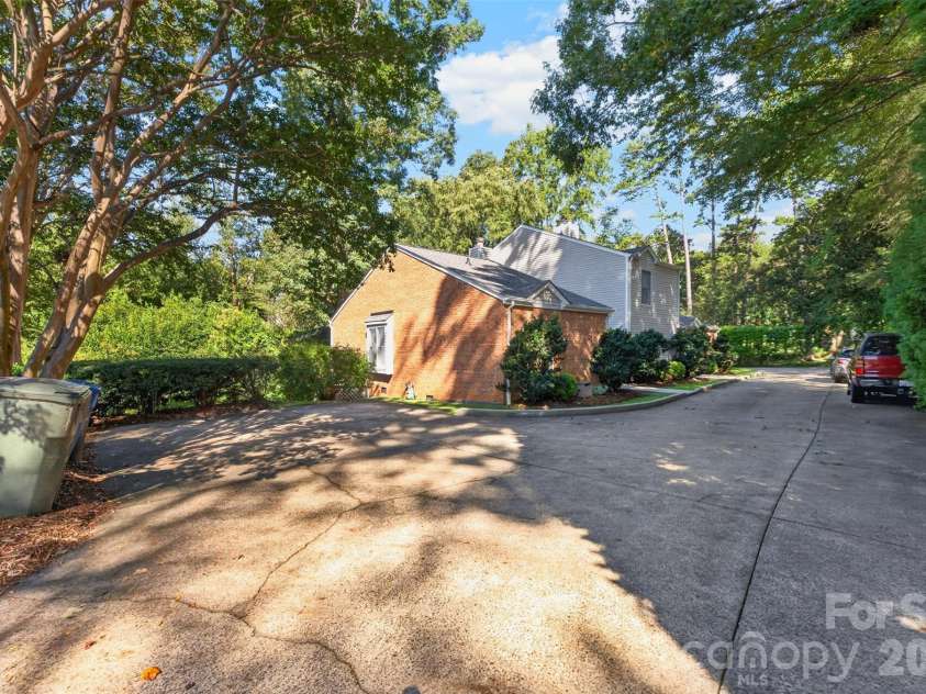 18 8th Avenue, Hickory, NC 28601.  MLS# CAR4428688, YatesRealty ID 53148. 