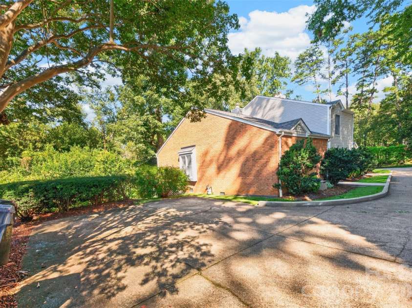 18 8th Avenue, Hickory, NC 28601.  MLS# CAR4428688, YatesRealty ID 53148. 