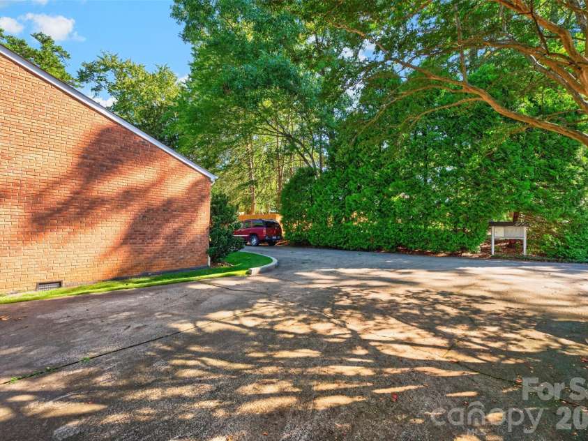 18 8th Avenue, Hickory, NC 28601.  MLS# CAR4428688, YatesRealty ID 53148. 
