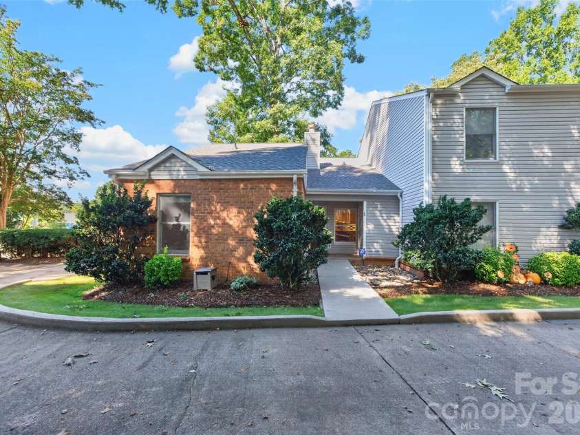 18 8th Avenue, Hickory, NC 28601.  MLS# CAR4428688, YatesRealty ID 53148. 
