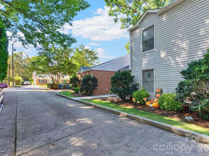 18 8th Avenue, Hickory, NC 28601.  MLS# CAR4428688, YatesRealty ID 53148. 