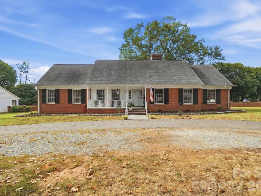 3031 Gardner Park Drive, Gastonia, NC 28054.  MLS# CAR4421714, YatesRealty ID 53151. 
