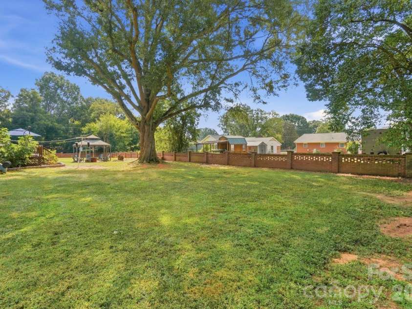 3031 Gardner Park Drive, Gastonia, NC 28054.  MLS# CAR4421714, YatesRealty ID 53151. 