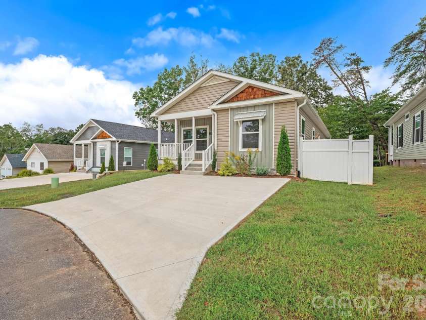 131 Bellamy Road, Asheville, NC 28806.  MLS# CAR4427438, YatesRealty ID 53155. 