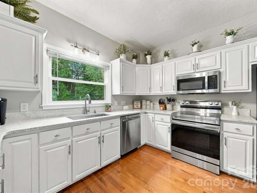 6057 Gold Creek Estate Drive, Hickory, NC 28601.  MLS# CAR4426756, YatesRealty ID 53161. Kitchen
