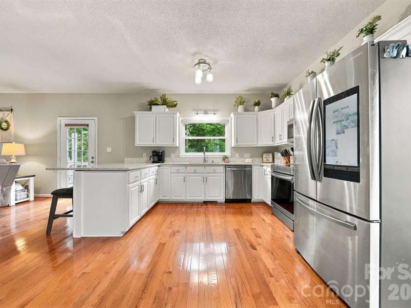 6057 Gold Creek Estate Drive, Hickory, NC 28601.  MLS# CAR4426756, YatesRealty ID 53161. Kitchen