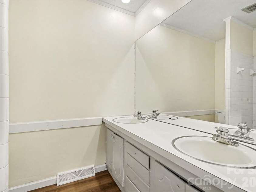 307 Florence Road, Statesville, NC 28625.  MLS# CAR4424887, YatesRealty ID 53165. 
