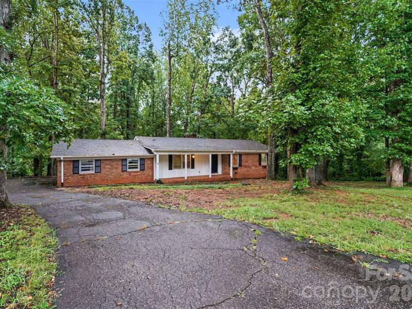 307 Florence Road, Statesville, NC 28625.  MLS# CAR4424887, YatesRealty ID 53165. 