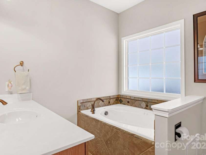1734 Dr Saye Lane, Sharon, SC 29742.  MLS# CAR4204957, YatesRealty ID 5317. Primary Bath