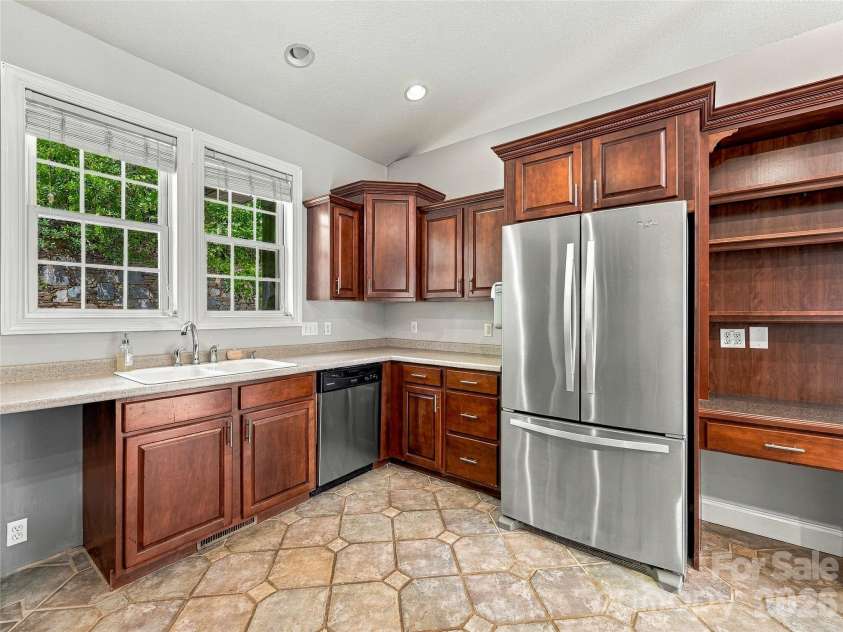 57 mount royal Drive, Arden, NC 28704.  MLS# CAR4428524, YatesRealty ID 53180. 