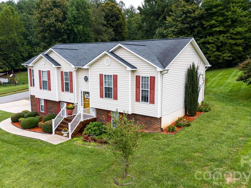 142 Doe Run, Morganton, NC 28655.  MLS# CAR4427236, YatesRealty ID 53194. 