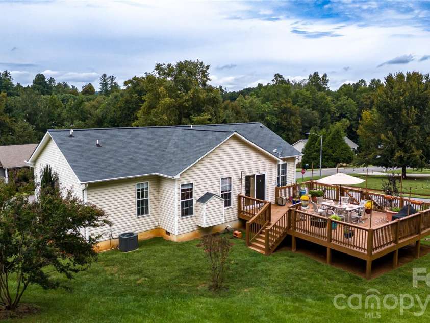 142 Doe Run, Morganton, NC 28655.  MLS# CAR4427236, YatesRealty ID 53194. 