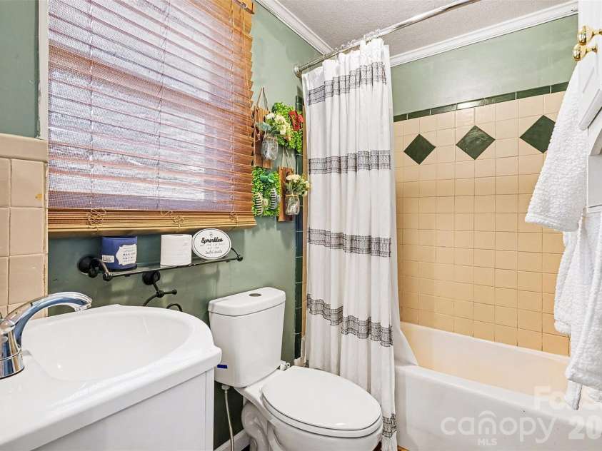 911 Walnut Street, Kannapolis, NC 28081.  MLS# CAR4428762, YatesRealty ID 53195. 