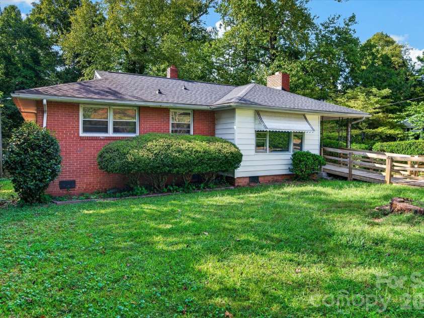 3353 Eastwood Drive, Charlotte, NC 28205.  MLS# CAR4426593, YatesRealty ID 53199. 