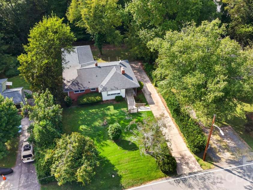 3353 Eastwood Drive, Charlotte, NC 28205.  MLS# CAR4426593, YatesRealty ID 53199. Big front yard front 0f home