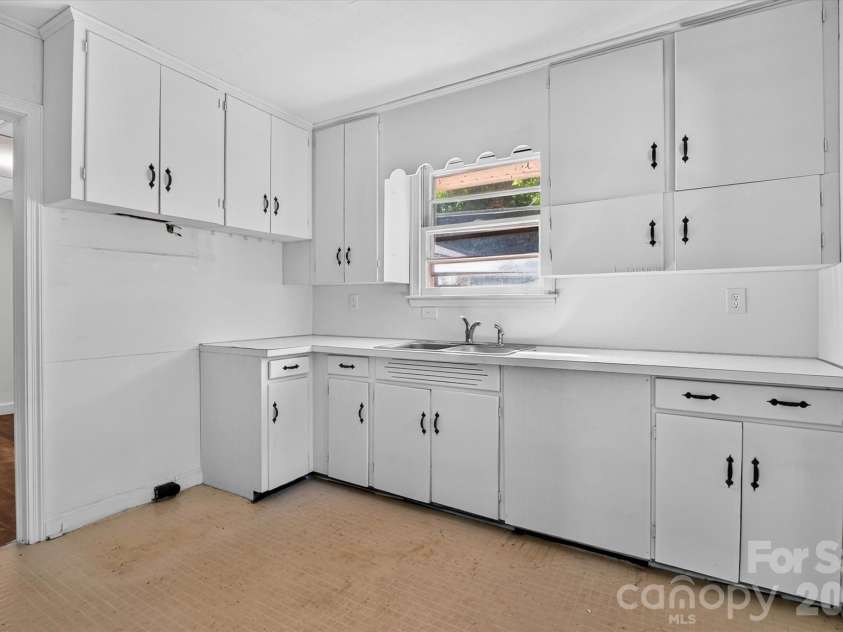 3353 Eastwood Drive, Charlotte, NC 28205.  MLS# CAR4426593, YatesRealty ID 53199. Kitchen