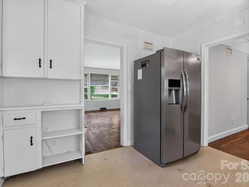 3353 Eastwood Drive, Charlotte, NC 28205.  MLS# CAR4426593, YatesRealty ID 53199. Kitchen