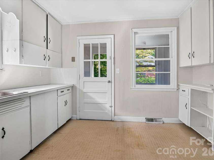 3353 Eastwood Drive, Charlotte, NC 28205.  MLS# CAR4426593, YatesRealty ID 53199. Kitchen