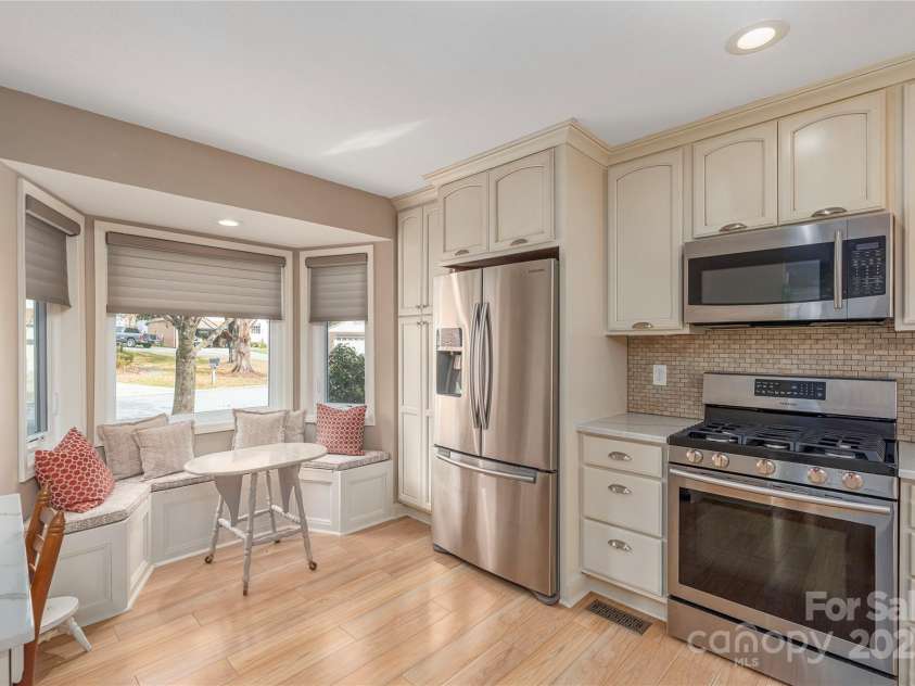 308 Somerton Court, Hendersonville, NC 28791.  MLS# CAR4321926, YatesRealty ID 532. Cute breakfast nook with a view!