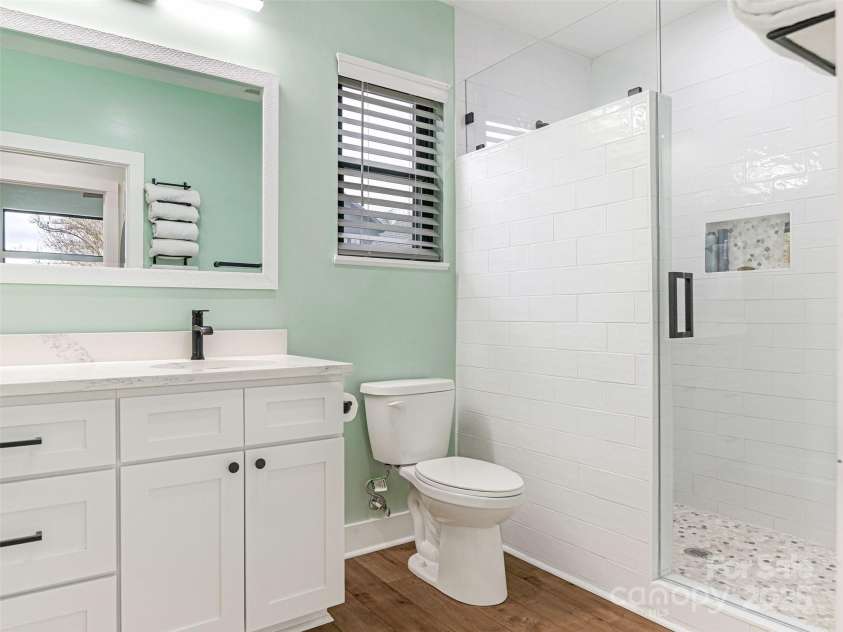 1921 Union Street, Charlotte, NC 28205.  MLS# CAR4222897, YatesRealty ID 5320. Apartment : full bathroom