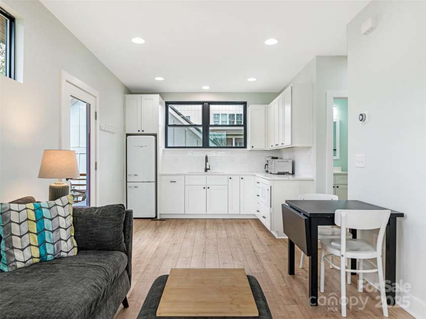 1921 Union Street, Charlotte, NC 28205.  MLS# CAR4222897, YatesRealty ID 5320. Apartment : kitchen & living area
