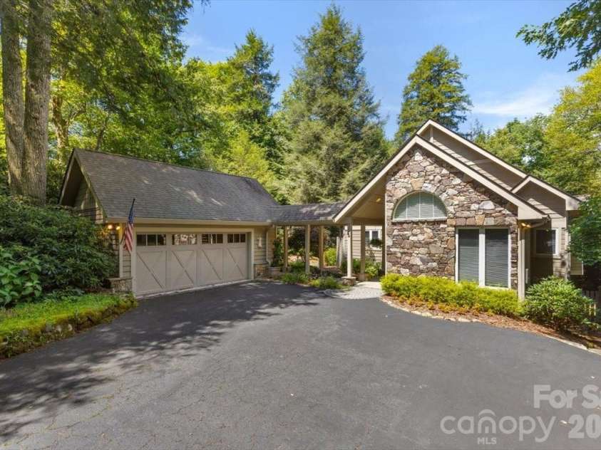 21 Crescent Trail, Highlands, NC 28741.  MLS# CAR4428345, YatesRealty ID 53202. 