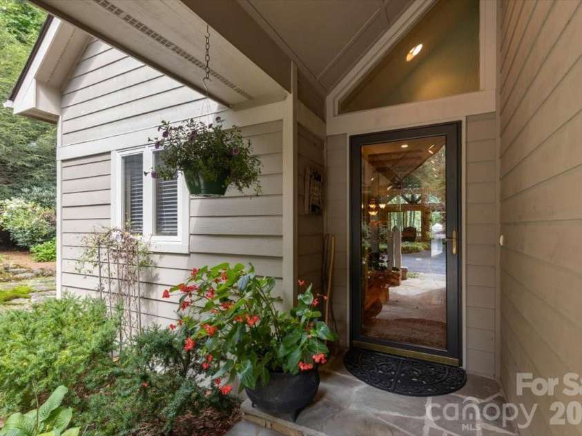 21 Crescent Trail, Highlands, NC 28741.  MLS# CAR4428345, YatesRealty ID 53202. 