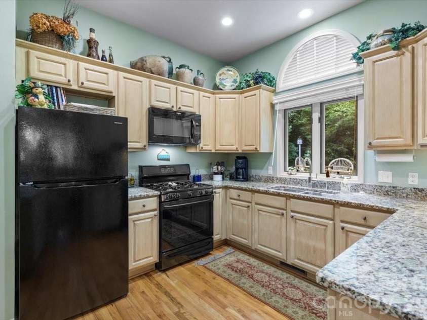 21 Crescent Trail, Highlands, NC 28741.  MLS# CAR4428345, YatesRealty ID 53202. 