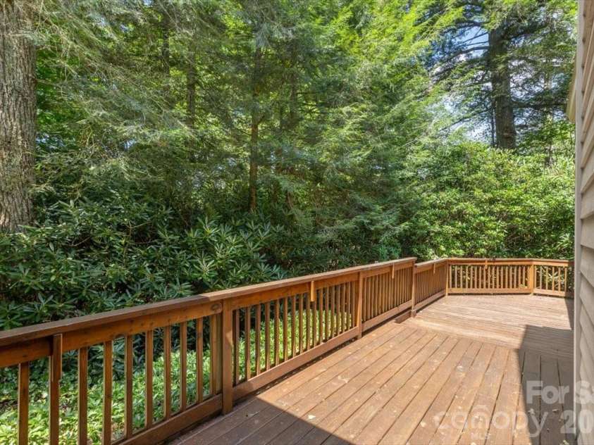 21 Crescent Trail, Highlands, NC 28741.  MLS# CAR4428345, YatesRealty ID 53202. 