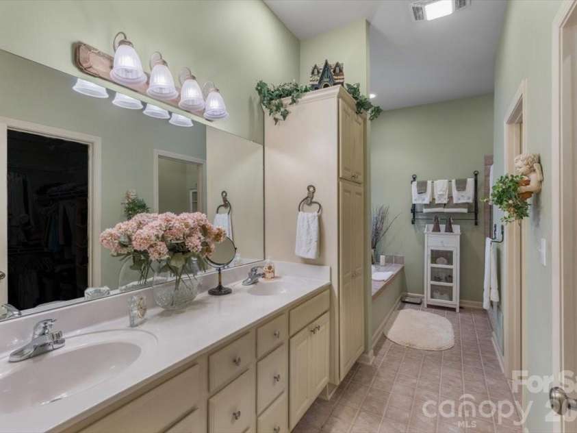 21 Crescent Trail, Highlands, NC 28741.  MLS# CAR4428345, YatesRealty ID 53202. 