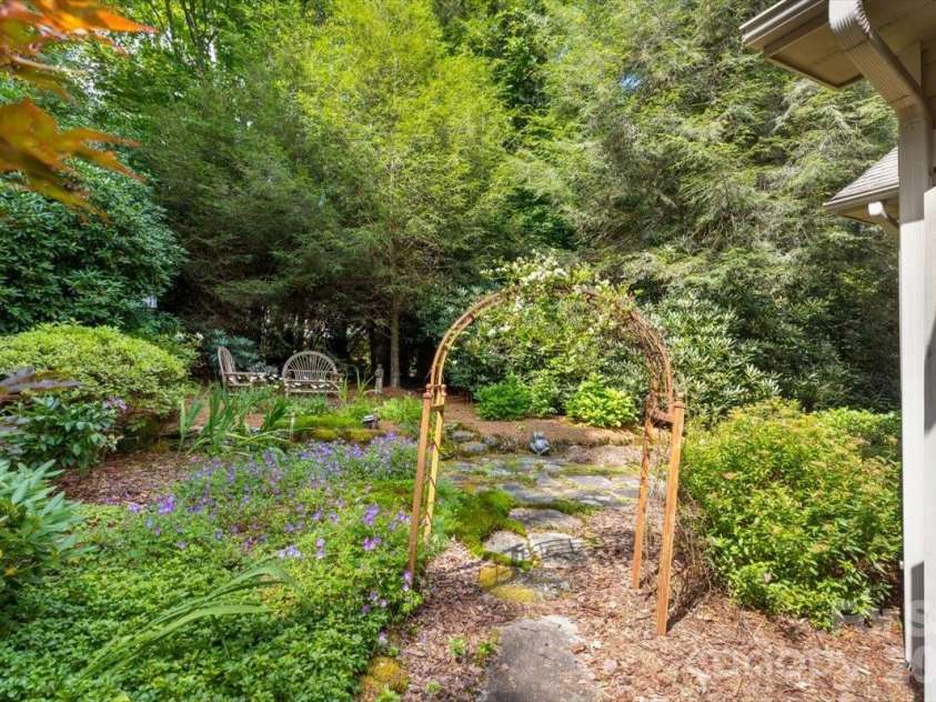 21 Crescent Trail, Highlands, NC 28741.  MLS# CAR4428345, YatesRealty ID 53202. 
