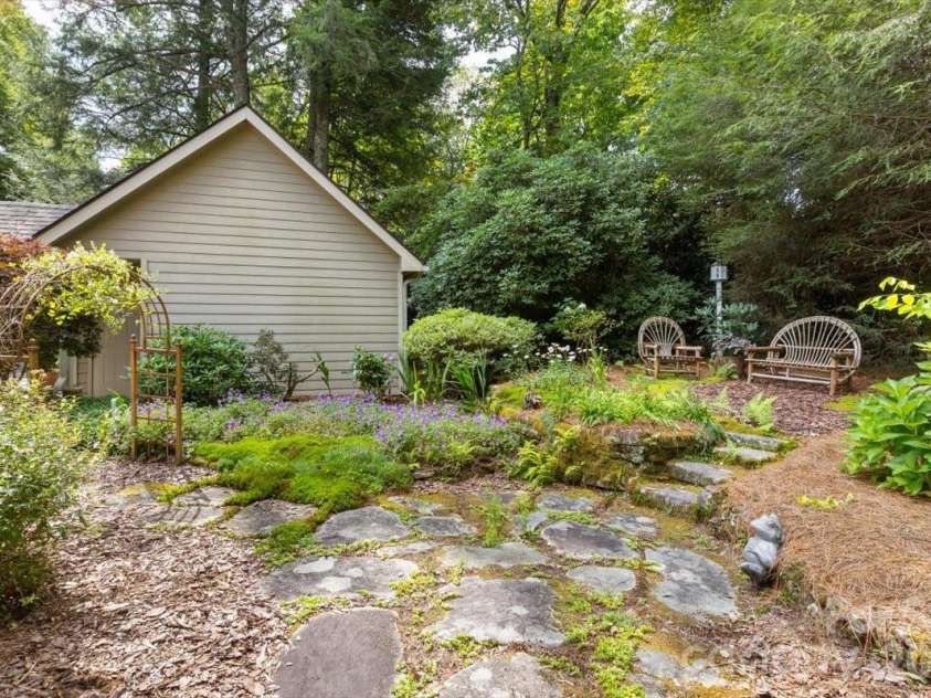 21 Crescent Trail, Highlands, NC 28741.  MLS# CAR4428345, YatesRealty ID 53202. 