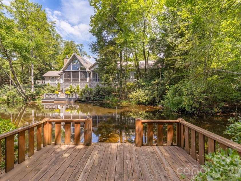 21 Crescent Trail, Highlands, NC 28741.  MLS# CAR4428345, YatesRealty ID 53202. 