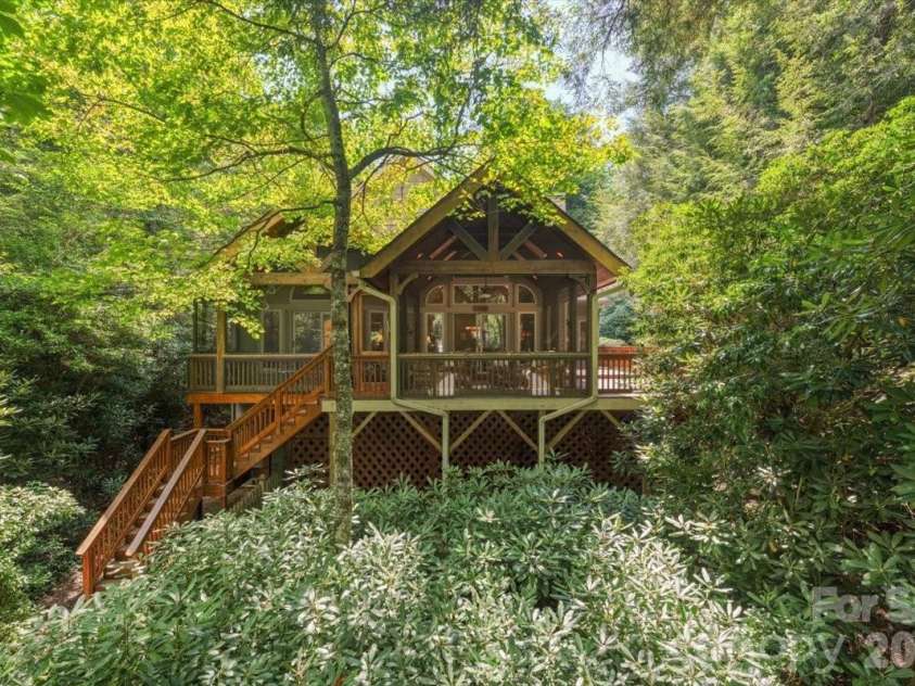 21 Crescent Trail, Highlands, NC 28741.  MLS# CAR4428345, YatesRealty ID 53202. 