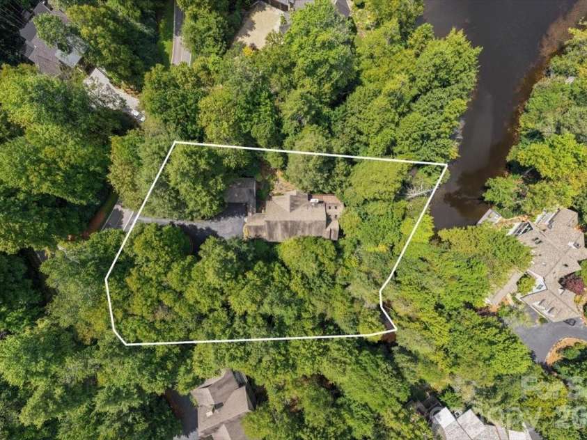 21 Crescent Trail, Highlands, NC 28741.  MLS# CAR4428345, YatesRealty ID 53202. 