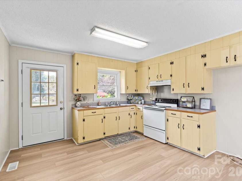 417 Buckoak Street, Stanley, NC 28164.  MLS# CAR4427888, YatesRealty ID 53215. 