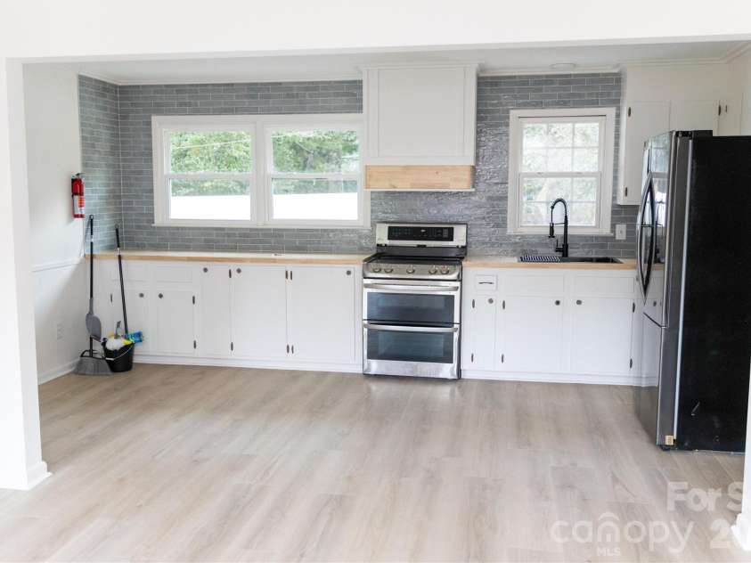 1527 Kingston Drive, Kannapolis, NC 28083.  MLS# CAR4428741, YatesRealty ID 53226. 