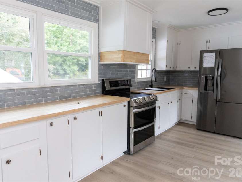 1527 Kingston Drive, Kannapolis, NC 28083.  MLS# CAR4428741, YatesRealty ID 53226. 