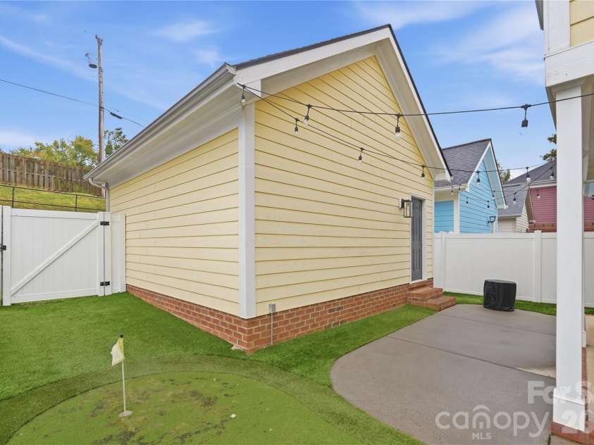 1915 Lela Avenue, Charlotte, NC 28208.  MLS# CAR4428467, YatesRealty ID 53229. 