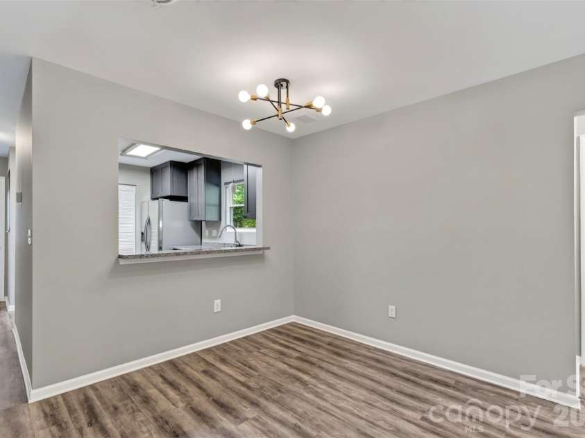 158 Rocking Porch Ridge, Asheville, NC 28805.  MLS# CAR4427181, YatesRealty ID 53230. Dining Area