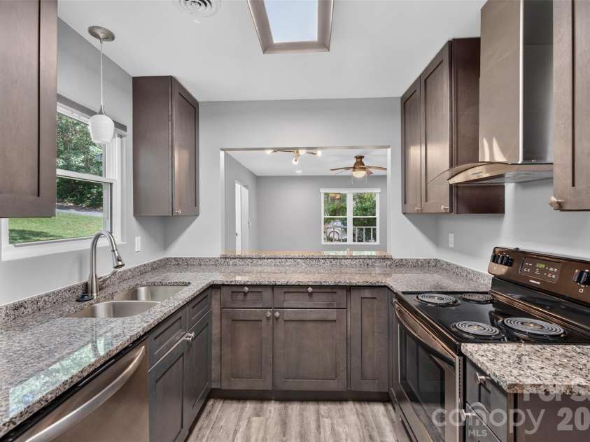 158 Rocking Porch Ridge, Asheville, NC 28805.  MLS# CAR4427181, YatesRealty ID 53230. Kitchen