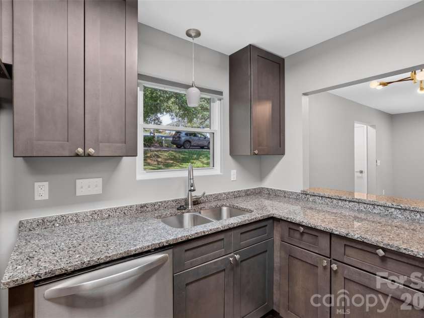 158 Rocking Porch Ridge, Asheville, NC 28805.  MLS# CAR4427181, YatesRealty ID 53230. Kitchen