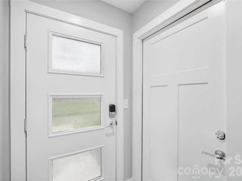 512 Sedgefield Park Drive, Charlotte, NC 28203.  MLS# CAR4428472, YatesRealty ID 53231. 