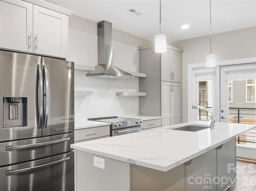 512 Sedgefield Park Drive, Charlotte, NC 28203.  MLS# CAR4428472, YatesRealty ID 53231. 