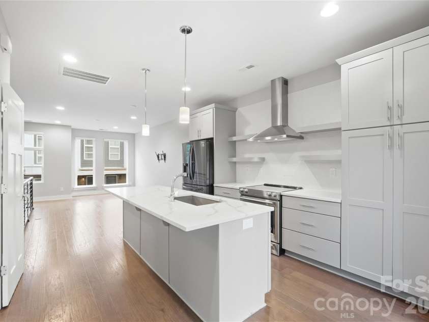 512 Sedgefield Park Drive, Charlotte, NC 28203.  MLS# CAR4428472, YatesRealty ID 53231. 
