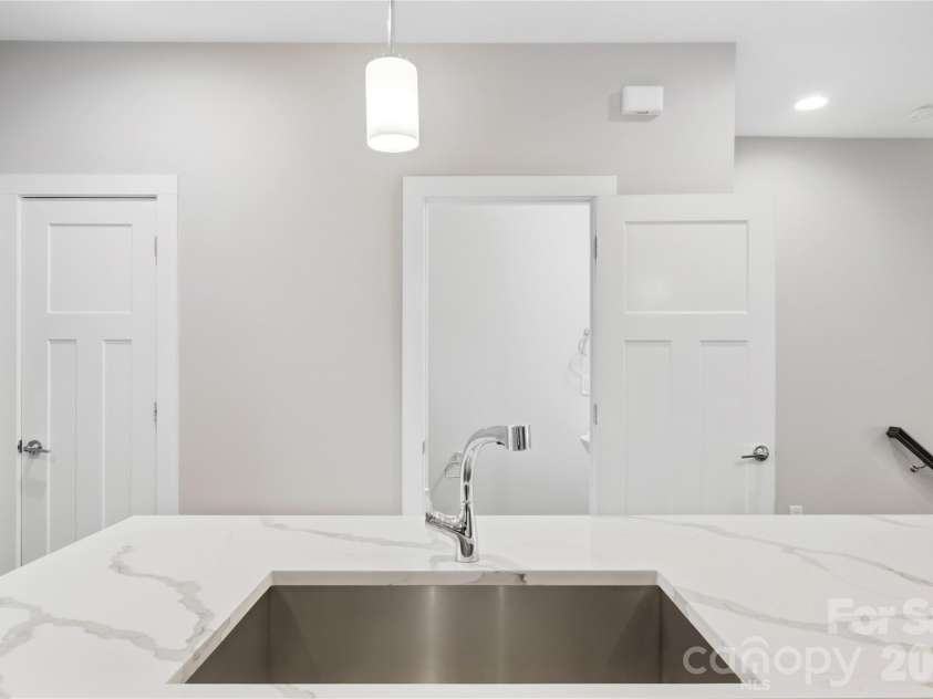 512 Sedgefield Park Drive, Charlotte, NC 28203.  MLS# CAR4428472, YatesRealty ID 53231. 