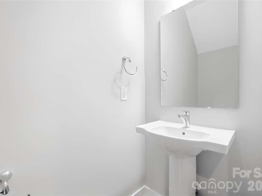 512 Sedgefield Park Drive, Charlotte, NC 28203.  MLS# CAR4428472, YatesRealty ID 53231. 
