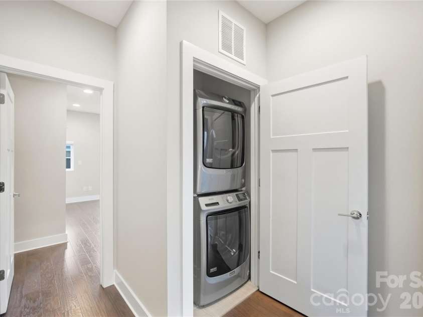 512 Sedgefield Park Drive, Charlotte, NC 28203.  MLS# CAR4428472, YatesRealty ID 53231. 