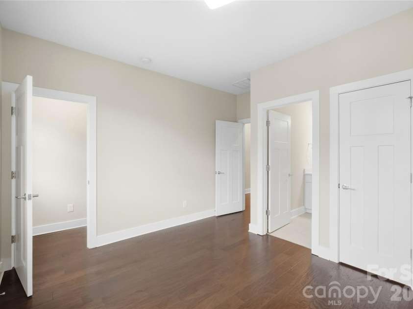 512 Sedgefield Park Drive, Charlotte, NC 28203.  MLS# CAR4428472, YatesRealty ID 53231. 