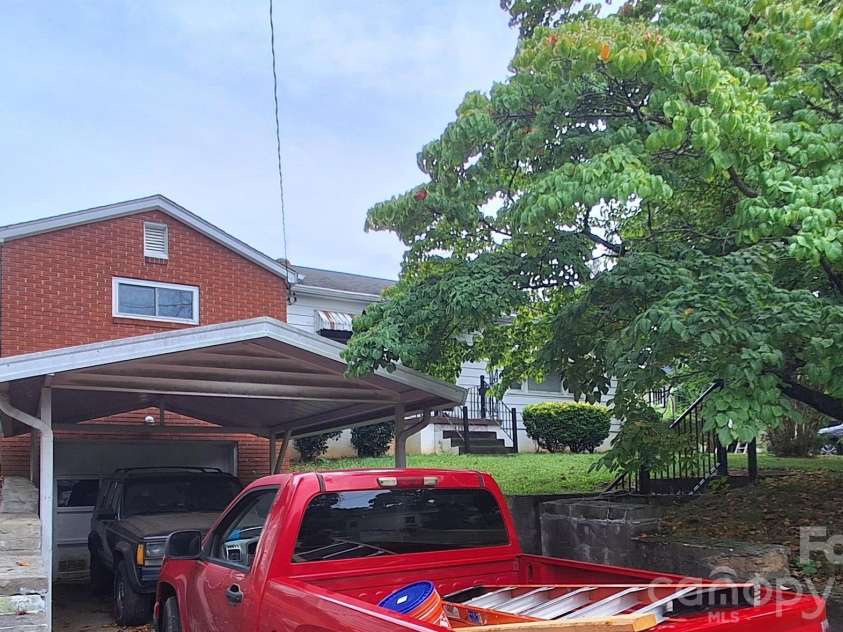48 Westgate Road, Asheville, NC 28806.  MLS# CAR4428821, YatesRealty ID 53233. 